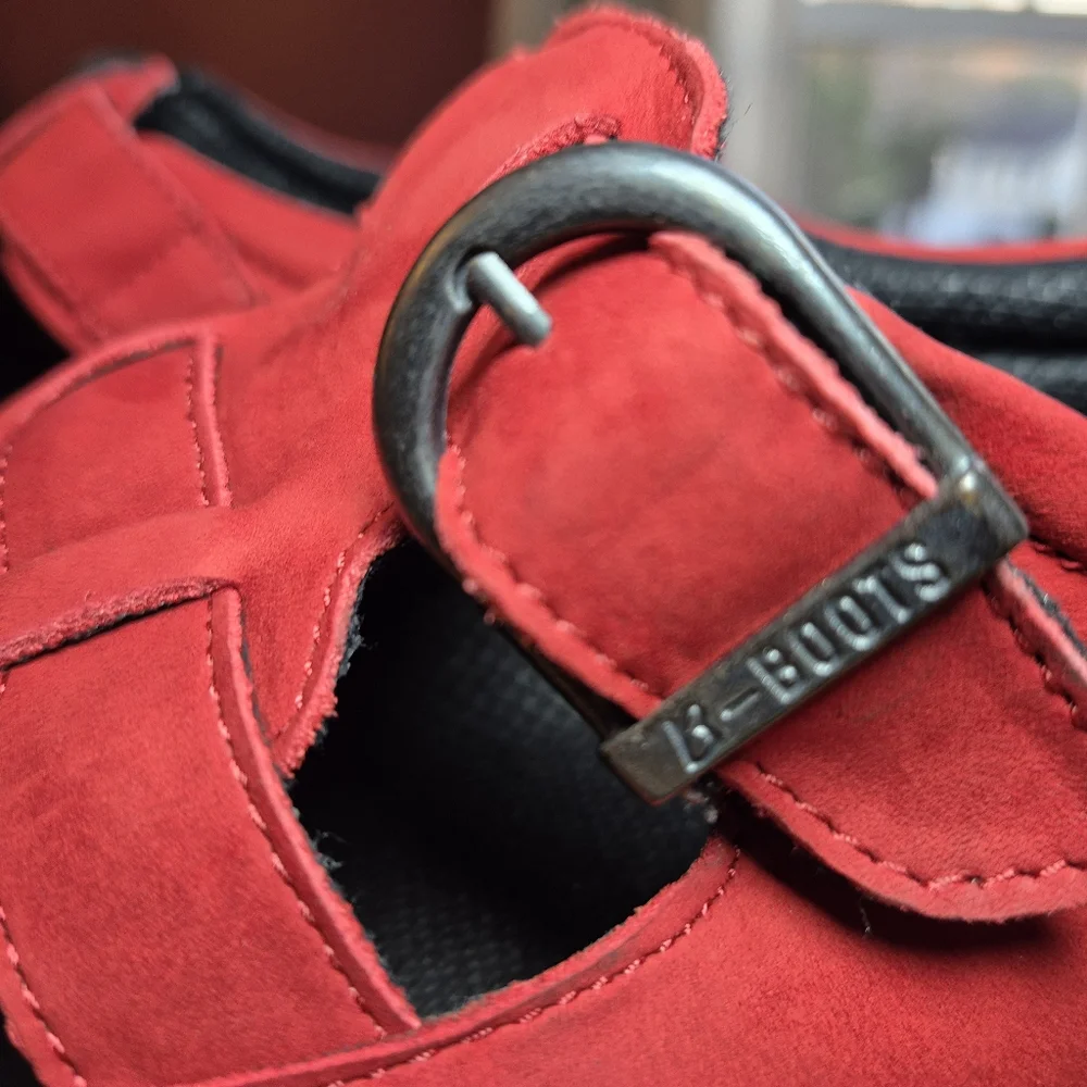 Buffalino‎ Unisex Red Suede Vintage 90's Buckle Sandals - size M8 W 9.5